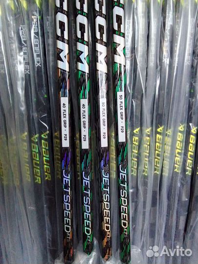 Хоккейные клюшки и перчатки, лента