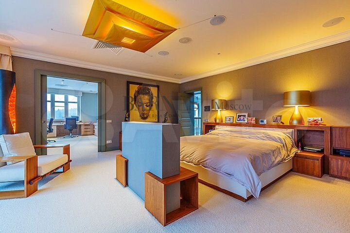 Дом 806 м² на участке 47 сот.