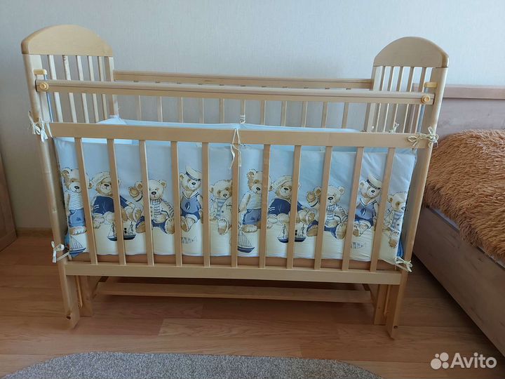 Детская кроватка с продольным маятником