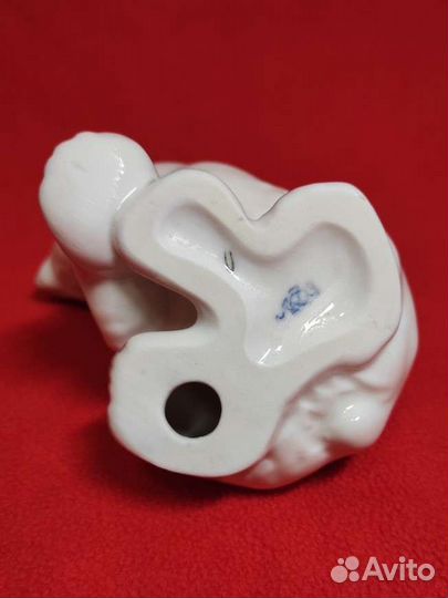 Фарфоровая статуэтка Белый медведь лфз СССР