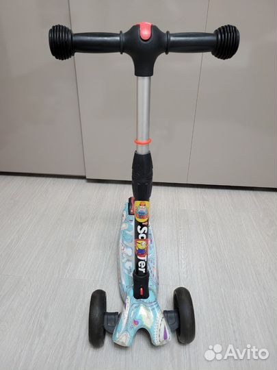 Самокат трехколесный