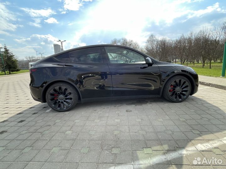 Tesla Model Y AT, 2022, 5 200 км