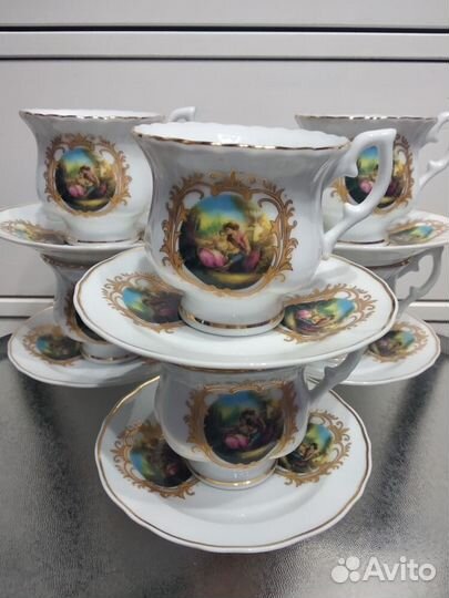 Кофейный чашки с блюдцами