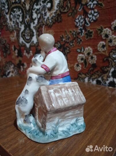 Фарфоровая статуэтка