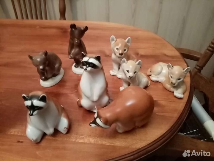 Фарфоровые статуэтки енотов, львят