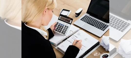 бухгалтер с калькулятором и отчетностью