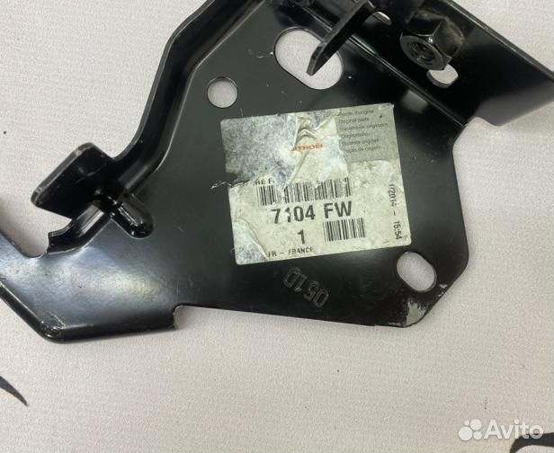 Крепление радиатора переднее правое Peugeot 308 SW