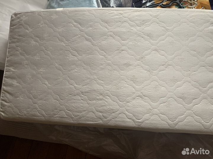 Детская кроватка с маятником и ящиком