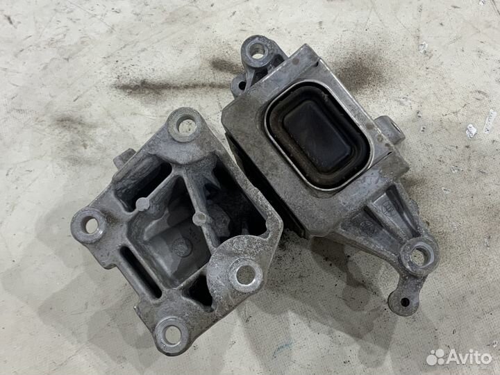 Опора двигателя левая KIA K5 DL3