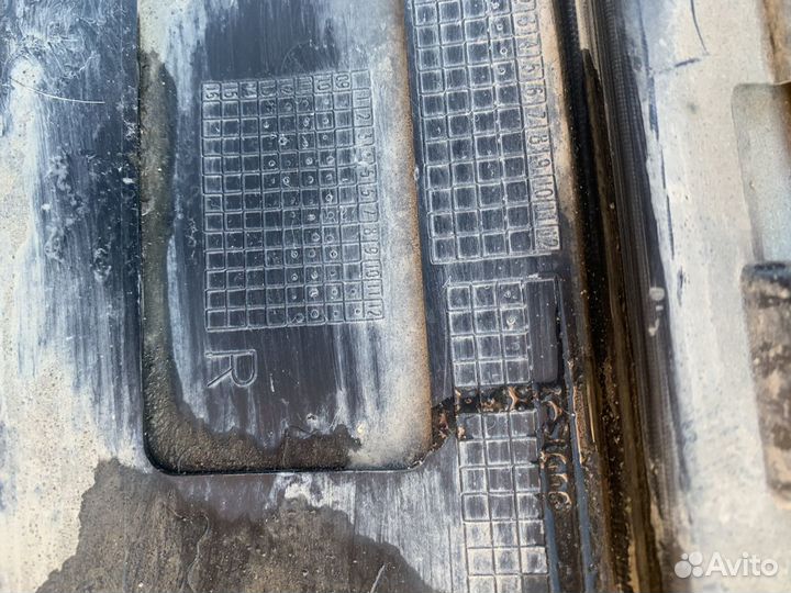 Накладка задней правой двери Touareg 2010-2018