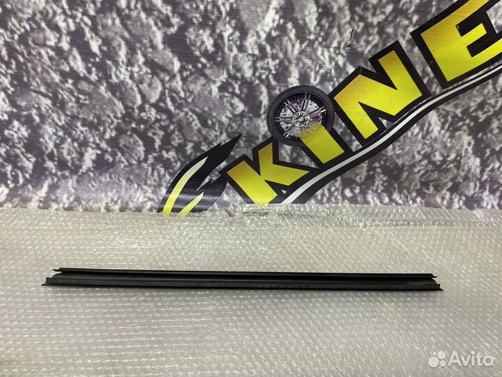 Уплотнитель стекла внутренний правый задний Colt 6