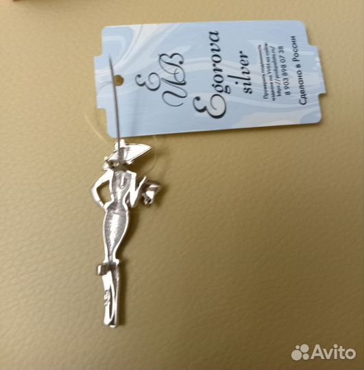 Серебряная брошь Дама в шляпе