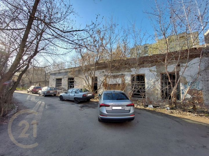 Здание у реки