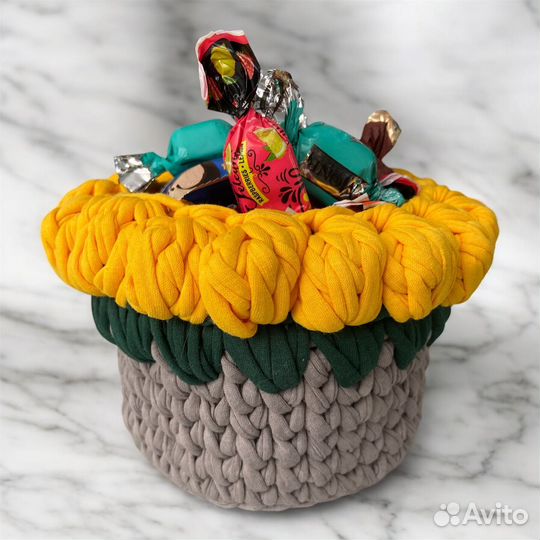 Корзинка с тюльпанами вязаная
