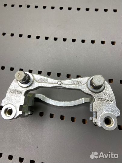 Скоба суппорта передняя правая Kia Ceed 3 G4FD 1.6