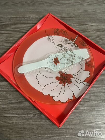 Тарелка с лопаткой для выпечки торта