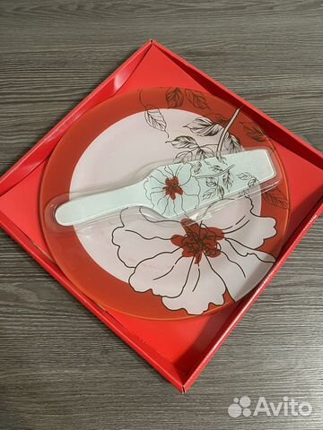 Тарелка с лопаткой для выпечки торта