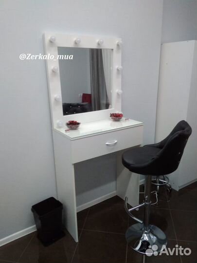 Гримерный столик с зеркалом 80/80