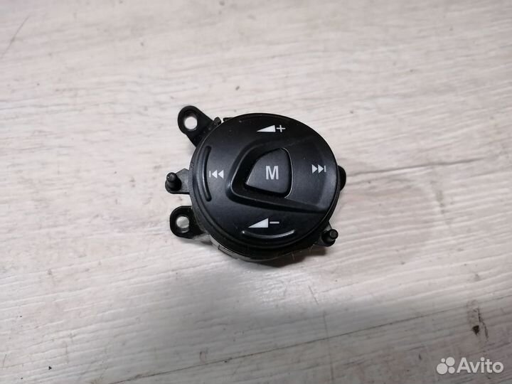 Кнопка управления магнитолой на руле Ford Kuga 2