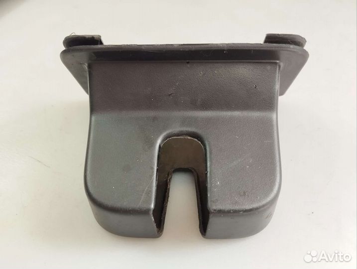 Кожух замка багажника Volkswagen Jetta 6