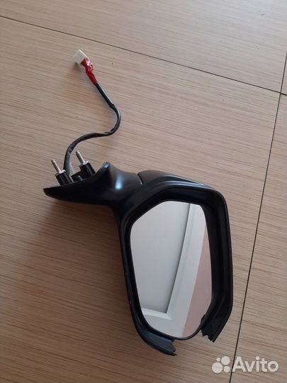Зеркало боковое правое Toyota Spade 2017г
