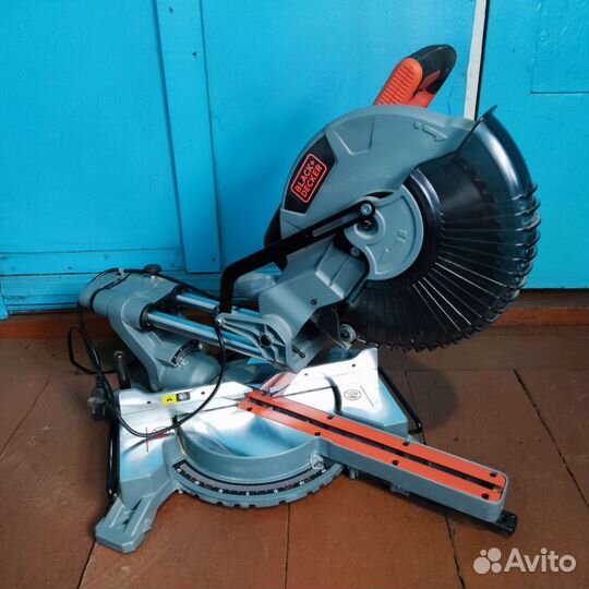 Торцовочная пила 2100W Black&Decker BES 710