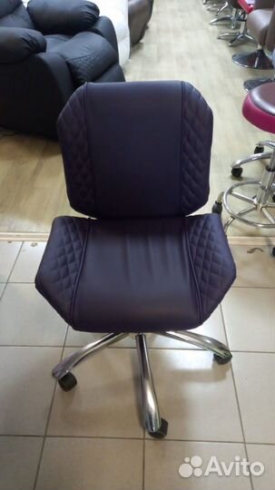 Стул для мастера маникюра