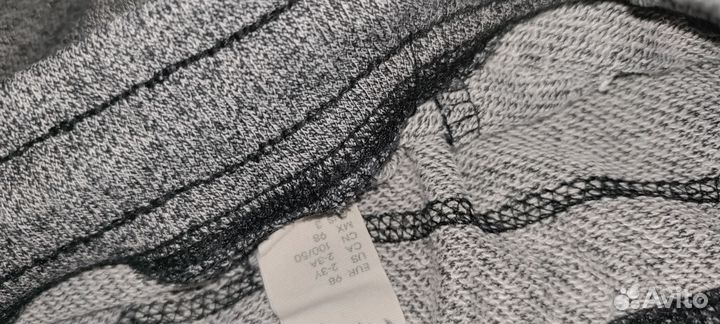 Мальчику пакет отдаю