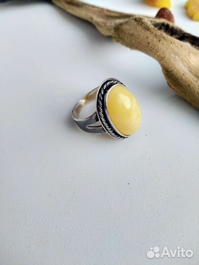 Серебряное кольцо с янтарем