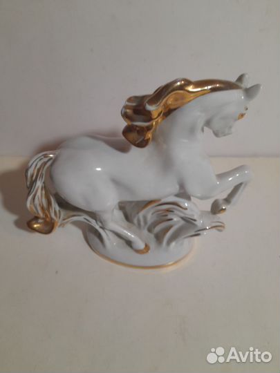 Конь. Фарфоровая статуэтка