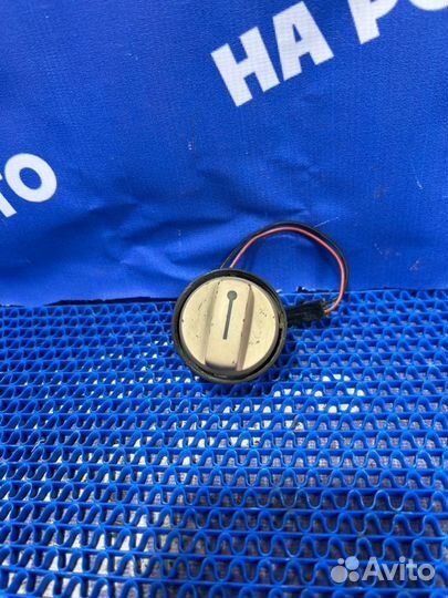 Кнопка люка Volkswagen Touareg внедорожник 2004