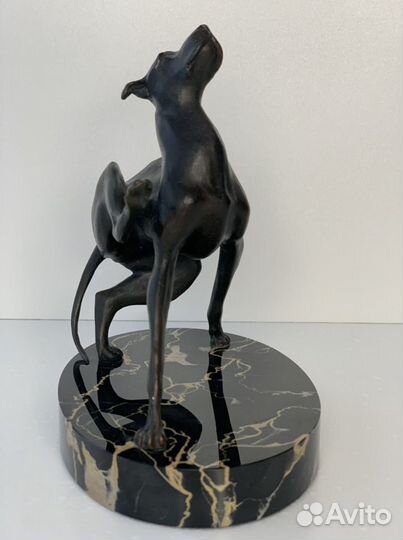 Собака бронзовая на камне