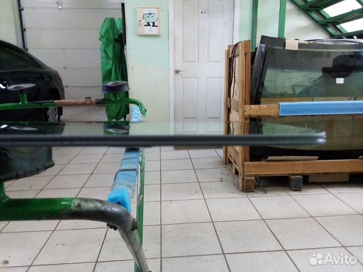 Стекло передней двери Cadillac Escalade 2015