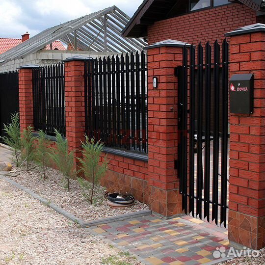 Забор из штакетника с кирп столбами в Кимовске