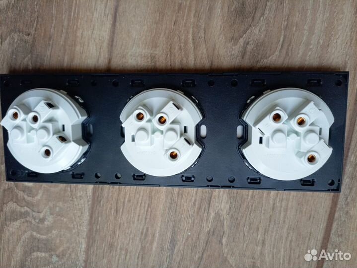 Розетка тройная Wallpad новая