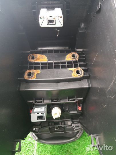 Бардачок между сиденьями Toyota Corolla Touring