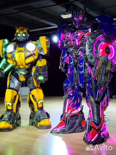 Аниматор в костюм робота