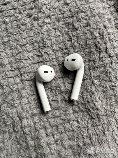Правай и левый наушник AirPods