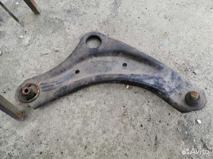 Рычаг левый ниссан жук 2013 год