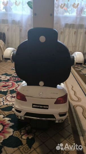 Детская машина каталка с ручкой