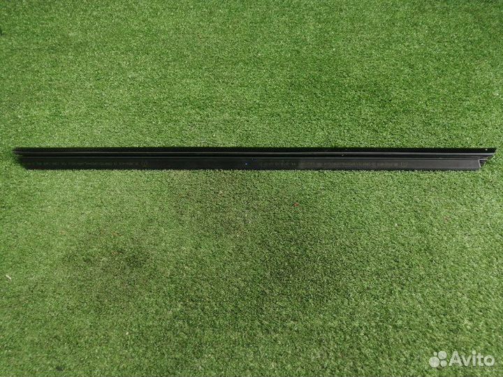 Уплотнитель стекла двери передний левый Mercedes