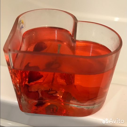 Гелевая свеча «Сердце» с лепестками роз