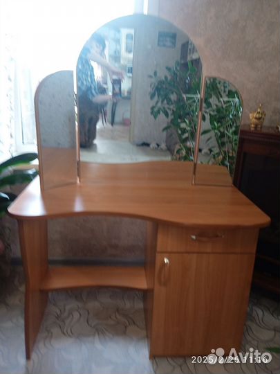 Туалетный столик с зеркалом