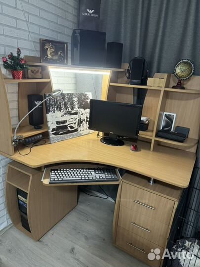Компьютерный стол угловой с полками