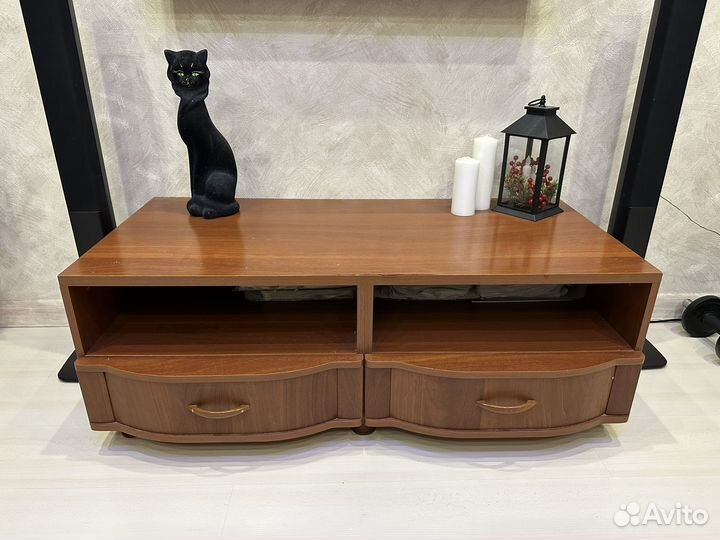 Тумба под телевизор на ножках