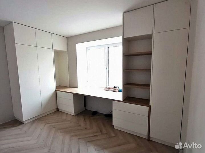 Стол компьютерный встроенный