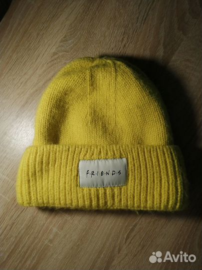 Демисезонная желтая шапка friends