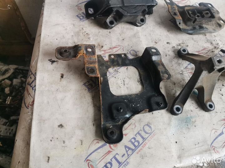 Подушка опора кронштейн двигателя Ford Focus 2 TDI