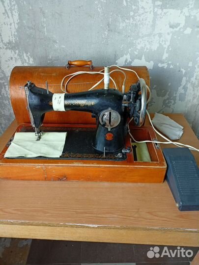 Бытовая швейная машинка с электроприводом