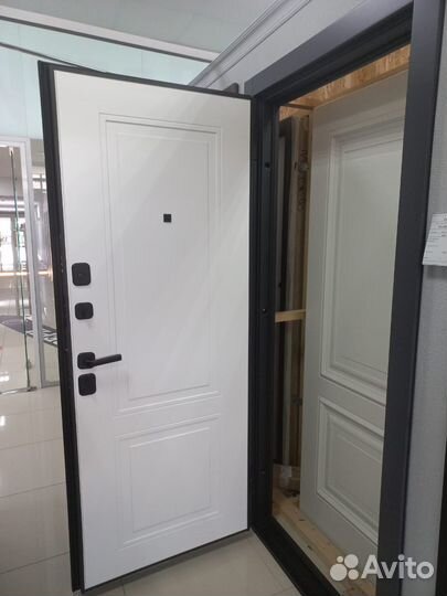 Входная дверь с витрины 86L